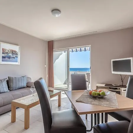Apartment Paradiso, No 2 *