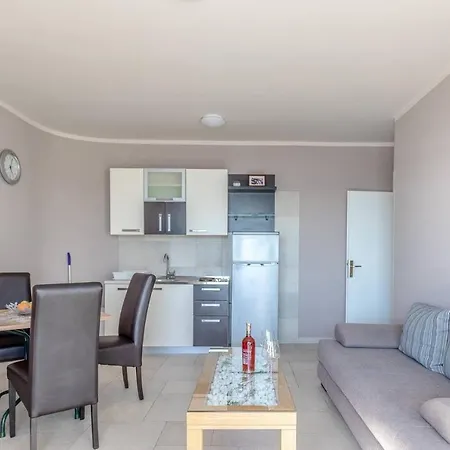 Paradiso, No 2 Apartament *