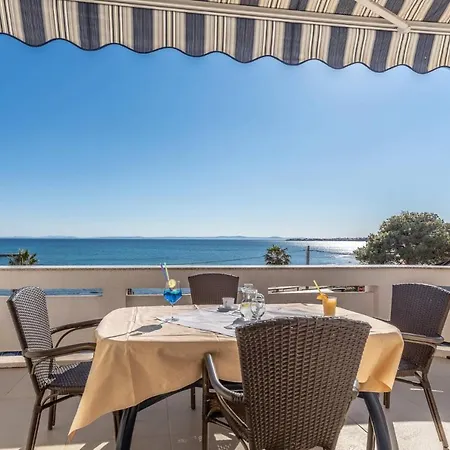 Paradiso, No 2 Appartement Vir